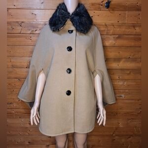 ❤️ Steve Madden Tan Cape with Black Faux Fur Collar 2 Pockets Size L